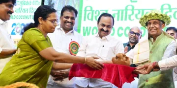 തിരുവനന്തപുരത്ത് 28-ാമത് ലോക നാളികേര ദിനാഘോഷ ചടങ്ങില്‍ പങ്കെടുത്ത കേന്ദ്രമന്ത്രി രാംനാഥ് ഠാക്കൂറിന് മുഖ്യമന്ത്രി വി.ഡി. സതീശന്‍ ഉപഹാരം സമര്‍പ്പിക്കുന്നു. കൃഷിമന്ത്രി ടി. സിദ്ദിഖ് സമീപം
