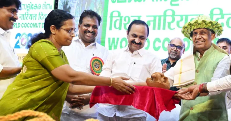 തിരുവനന്തപുരത്ത് 28-ാമത് ലോക നാളികേര ദിനാഘോഷ ചടങ്ങില്‍ പങ്കെടുത്ത കേന്ദ്രമന്ത്രി രാംനാഥ് ഠാക്കൂറിന് മുഖ്യമന്ത്രി വി.ഡി. സതീശന്‍ ഉപഹാരം സമര്‍പ്പിക്കുന്നു. കൃഷിമന്ത്രി ടി. സിദ്ദിഖ് സമീപം