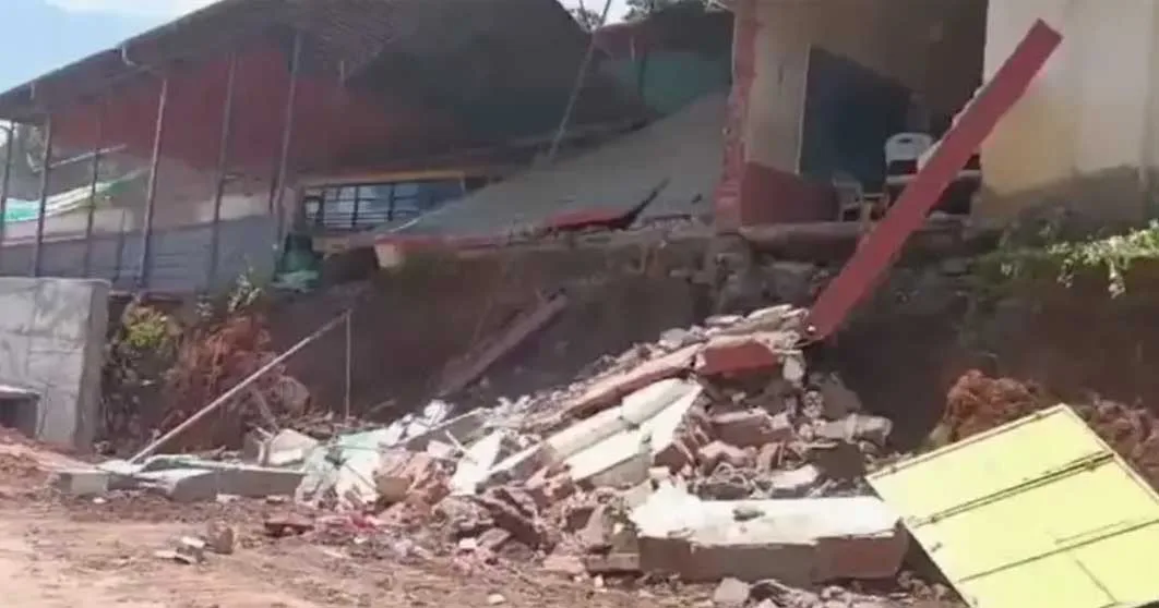 തൃശൂരില് സ്കൂള് കെട്ടിടം തകര്ന്നു വീണു; അവധിയായതിനാല് വൻ ദുരന്തം ഒഴിവായി