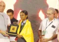 ഏഷ്യാ പസഫിക് ഇന്റര്‍നാഷണല്‍ യോഗാസന ചാമ്പ്യന്‍ഷിപ്പില്‍ ഭാരതത്തെ പ്രതിനിധീകരിച്ച് ഇരട്ട വെങ്കല മെഡല്‍ നേടിയ എളമക്കര സരസ്വതി വിദ്യാനികേതന്‍ പബ്ലിക് സ്‌കൂളിലെ
വിദ്യാര്‍ത്ഥി ക്രിസ്റ്റ വര്‍ഗീസിനെ കേന്ദ്രമന്ത്രി രാജ്നാഥ് സിങ് ആദരിക്കുന്നു