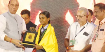 ഏഷ്യാ പസഫിക് ഇന്റര്നാഷണല് യോഗാസന ചാമ്പ്യന്ഷിപ്പില് ഭാരതത്തെ പ്രതിനിധീകരിച്ച് ഇരട്ട വെങ്കല മെഡല് നേടിയ എളമക്കര സരസ്വതി വിദ്യാനികേതന് പബ്ലിക് സ്കൂളിലെ
വിദ്യാര്ത്ഥി ക്രിസ്റ്റ വര്ഗീസിനെ കേന്ദ്രമന്ത്രി രാജ്നാഥ് സിങ് ആദരിക്കുന്നു