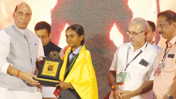 ഏഷ്യാ പസഫിക് ഇന്റര്നാഷണല് യോഗാസന ചാമ്പ്യന്ഷിപ്പില് ഭാരതത്തെ പ്രതിനിധീകരിച്ച് ഇരട്ട വെങ്കല മെഡല് നേടിയ എളമക്കര സരസ്വതി വിദ്യാനികേതന് പബ്ലിക് സ്കൂളിലെ
വിദ്യാര്ത്ഥി ക്രിസ്റ്റ വര്ഗീസിനെ കേന്ദ്രമന്ത്രി രാജ്നാഥ് സിങ് ആദരിക്കുന്നു