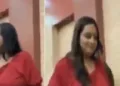 യോഗി ആദിത്യനാഥിനോട് ഗൗരവത്തോടെ ചോദ്യം ചോദിക്കുന്ന ജേണലിസ്റ്റ് ദിവ്യ ശ്രീവാസ്തവ (ഇടത്ത്) പിന്നീട് തിരിഞ്ഞ് നിന്ന് ചിരിക്കുന്ന ദിവ്യ ശ്രീവാസ്തവ (വലത്ത്)