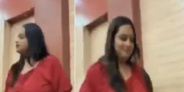 യോഗി ആദിത്യനാഥിനോട് ഗൗരവത്തോടെ ചോദ്യം ചോദിക്കുന്ന ജേണലിസ്റ്റ് ദിവ്യ ശ്രീവാസ്തവ (ഇടത്ത്) പിന്നീട് തിരിഞ്ഞ് നിന്ന് ചിരിക്കുന്ന ദിവ്യ ശ്രീവാസ്തവ (വലത്ത്)