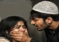 പാകിസ്ഥാനില്‍ നടക്കുന്ന നിര്‍ബന്ധിത മതപരിവര്‍ത്തനത്തെക്കുറിച്ച് യുഎന്‍ പ്രസിദ്ധീകരിച്ച പ്രതീമാത്മക ചിത്രം (ഇടത്ത്)