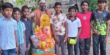 ഗണേശ വിഗ്രഹം സ്വീകരിക്കാൻ എലപ്പുള്ളിയിൽ എത്തിയ കാവശ്ശേരി ഗണേശോത്സവ കമ്മിറ്റി അംഗങ്ങൾ പകർത്തിയതാണ് ചിത്രം