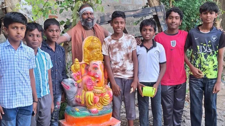 ഗണേശ വിഗ്രഹം സ്വീകരിക്കാൻ എലപ്പുള്ളിയിൽ എത്തിയ കാവശ്ശേരി ഗണേശോത്സവ കമ്മിറ്റി അംഗങ്ങൾ പകർത്തിയതാണ് ചിത്രം