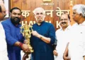ശ്രീനാരായണ ഗുരുദേവന്റെ കണ്ണാടി പ്രതിഷ്ഠയുടെ നൂറാം വാര്‍ഷികാഘോഷങ്ങളുടെ ഉദ്ഘാടന ചടങ്ങിലേക്ക് ഗവര്‍ണര്‍ രാജേന്ദ്ര വിശ്വനാഥ് ആര്‍ലേക്കറെ ക്ഷണിക്കാന്‍ ലോക്ഭവനിലെത്തിയ എസ്എന്‍ഡിപി യോഗം ഭാരവാഹികള്‍ യോഗം ജനറല്‍ സെക്രട്ടറി പദ്മഭൂഷണ്‍ വെള്ളാപ്പള്ളി നടേശന്റെ ഉപഹാരമായി മഹാവിഷ്ണുവിന്റെ വെങ്കല പ്രതിമ സമ്മാനിക്കുന്നു