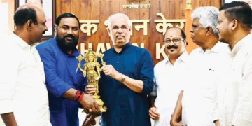 ശ്രീനാരായണ ഗുരുദേവന്റെ കണ്ണാടി പ്രതിഷ്ഠയുടെ നൂറാം വാര്‍ഷികാഘോഷങ്ങളുടെ ഉദ്ഘാടന ചടങ്ങിലേക്ക് ഗവര്‍ണര്‍ രാജേന്ദ്ര വിശ്വനാഥ് ആര്‍ലേക്കറെ ക്ഷണിക്കാന്‍ ലോക്ഭവനിലെത്തിയ എസ്എന്‍ഡിപി യോഗം ഭാരവാഹികള്‍ യോഗം ജനറല്‍ സെക്രട്ടറി പദ്മഭൂഷണ്‍ വെള്ളാപ്പള്ളി നടേശന്റെ ഉപഹാരമായി മഹാവിഷ്ണുവിന്റെ വെങ്കല പ്രതിമ സമ്മാനിക്കുന്നു