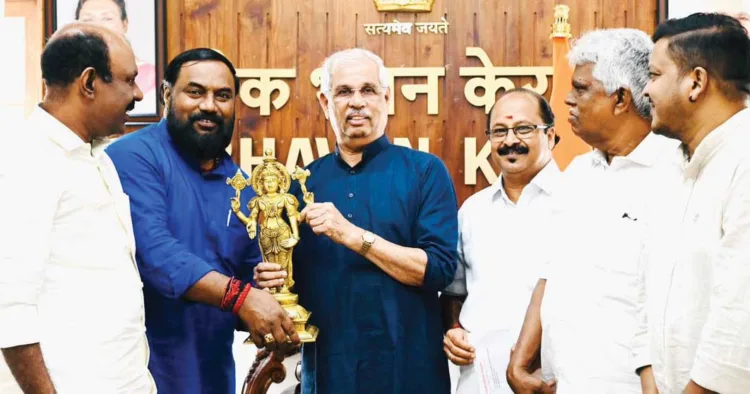 ശ്രീനാരായണ ഗുരുദേവന്റെ കണ്ണാടി പ്രതിഷ്ഠയുടെ നൂറാം വാര്‍ഷികാഘോഷങ്ങളുടെ ഉദ്ഘാടന ചടങ്ങിലേക്ക് ഗവര്‍ണര്‍ രാജേന്ദ്ര വിശ്വനാഥ് ആര്‍ലേക്കറെ ക്ഷണിക്കാന്‍ ലോക്ഭവനിലെത്തിയ എസ്എന്‍ഡിപി യോഗം ഭാരവാഹികള്‍ യോഗം ജനറല്‍ സെക്രട്ടറി പദ്മഭൂഷണ്‍ വെള്ളാപ്പള്ളി നടേശന്റെ ഉപഹാരമായി മഹാവിഷ്ണുവിന്റെ വെങ്കല പ്രതിമ സമ്മാനിക്കുന്നു