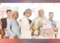 കേന്ദ്രമന്ത്രി രാജ്‌നാഥ് സിങ്ങിന് ജന്മഭൂമി ദിനപത്രം എംഡി എം. രാധാകൃഷ്ണന്‍ കൈമാറുന്നു, ജന്മഭൂമി കോണ്‍ക്ലേവ് സ്വാഗതസംഘം ജന. കണ്‍വീനര്‍ ആര്‍. രാജേഷ്, ചെയര്‍മാന്‍ കൈതപ്രം വാസുദേവന്‍ നമ്പൂതിരി, എഡിറ്റര്‍ കെ.എന്‍.ആര്‍. നമ്പൂതിരി സമീപം