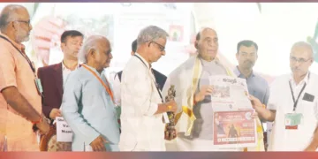കേന്ദ്രമന്ത്രി രാജ്നാഥ് സിങ്ങിന് ജന്മഭൂമി ദിനപത്രം എംഡി എം. രാധാകൃഷ്ണന് കൈമാറുന്നു, ജന്മഭൂമി കോണ്ക്ലേവ് സ്വാഗതസംഘം ജന. കണ്വീനര് ആര്. രാജേഷ്, ചെയര്മാന് കൈതപ്രം വാസുദേവന് നമ്പൂതിരി, എഡിറ്റര് കെ.എന്.ആര്. നമ്പൂതിരി സമീപം