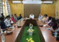 പാമ്പോര്‍ സെന്‍ട്രല്‍ സെറിക്കള്‍ച്ചറല്‍ റിസര്‍ച്ച് ആന്‍ഡ് ട്രെയിനിംഗ് ഇന്‍സ്റ്റിറ്റിയൂട്ട് ഡയറക്ടര്‍ ഡോ. ഇര്‍ഫാന്‍ ഇലാഹി കേരളത്തില്‍ നിന്നുള്ള മാധ്യമ പ്രതിനിധികളുമായി സംസാരിക്കുന്നു