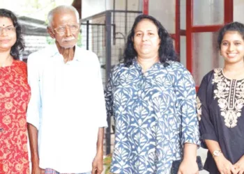 ലീന് അഗസ്റ്റിനൊപ്പം കുടുംബാംഗങ്ങള്
