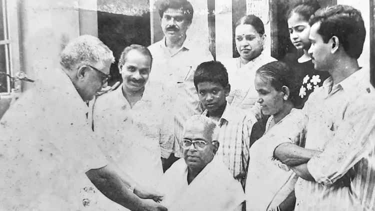 പി. നാരായണന്റെ ഷഷ്ടിപൂര്‍ത്തി വേളയില്‍ പി.ഇ.ബി. മേനോന്‍, ജന്മഭൂമി മാനേജര്‍ മോഹനന്‍ (അപ്പു ചേട്ടന്‍), കെ കുഞ്ഞിക്കണ്ണന്‍, നാരായണ്‍ജിയുടെ കുടുംബാംഗങ്ങള്‍ എന്നിവര്‍