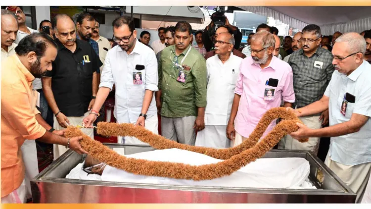 കെ. കുഞ്ഞിക്കണ്ണന്റെ ഭൗതിക ശരീരം ജന്മഭൂമി തിരുവനന്തപുരം ഓഫീസില് പൊതു ദര്ശനത്തിനു വച്ചപ്പോള് ജന്മഭൂമി എംഡി എം. രാധാകൃഷ്ണന്, ബിജെപി ദേശീയ സെക്രട്ടറി കെ. സുരേന്ദ്രന്, സംസ്ഥാന ജനറല് സെക്രട്ടറി എസ്. സുരേഷ്, കോര്പറേറ്റ് സര്ക്കുലേഷന് മാനേജര് ടി.വി. പ്രസാദ്ബാബു എന്നിവര് ചേര്ന്ന് രാമച്ചമാല അണിയിക്കുന്നു. ജന്മഭൂമി യൂണിറ്റ് മാനേജര് ആര്. സന്തോഷ് കുമാര്, പി. രാഘവന്, കെ. ശശിധരന് തുടങ്ങിയവര് സമീപം