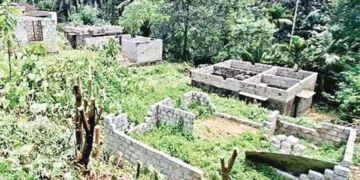 ഗവിയിലെ ശ്രീലങ്കന്‍ അഭയാര്‍ത്ഥികള്‍ക്കു വേണ്ടി സീതത്തോട്ടില്‍ ലൈഫ് ഭവന പദ്ധതിയിലെ വീടുകളുടെ നിര്‍മ്മാണം സ്തംഭിച്ച നിലയില്‍