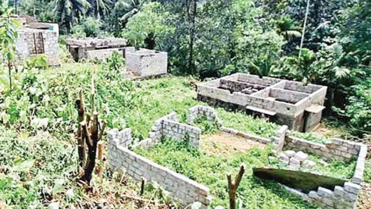ഗവിയിലെ ശ്രീലങ്കന്‍ അഭയാര്‍ത്ഥികള്‍ക്കു വേണ്ടി സീതത്തോട്ടില്‍ ലൈഫ് ഭവന പദ്ധതിയിലെ വീടുകളുടെ നിര്‍മ്മാണം സ്തംഭിച്ച നിലയില്‍