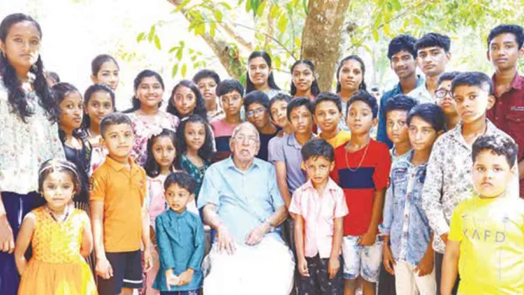 ജന്മനാട്ടില്‍ ബാലഗോകുലത്തിലെ കുരുന്നുകള്‍ക്കൊപ്പം എംഎ സാര്‍ (ഫയല്‍ ചിത്രം)