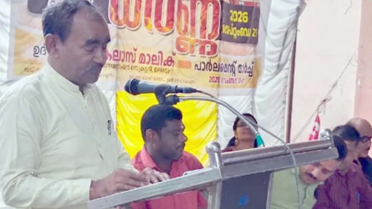 വിവിധ വിഷയങ്ങള്‍ ഉന്നയിച്ച് കെഎസ്ടി എംപ്ലോയീസ് സംഘിന്റെ നേതൃത്വത്തില്‍ തിരുവനന്തപുരത്തെ ചീഫ് ഓഫീസിനു മുന്നില്‍ നടത്തിയ ധര്‍ണ ഭാരതീയ പരിവാഹന്‍ മസ്ദൂര്‍ മഹാസംഘ് ദേശീയ ഓര്‍ഗനൈസിങ് സെക്രട്ടറി കൈലാസ് മാലിക് ഉദ്ഘാടനം ചെയ്യുന്നു
