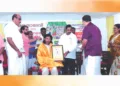 ബിഎംഎസ് സംസ്ഥാന സമിതിയുടെ അമൃതാദേവി പരിസ്ഥിതി പുരസ്‌കാരം പരിസ്ഥിതി പ്രവര്‍ത്തകന്‍ രാജേഷ് കടമാന്‍ചിറയ്ക്ക് സമ്മാനിക്കുന്നു