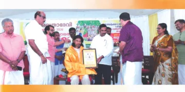 ബിഎംഎസ് സംസ്ഥാന സമിതിയുടെ അമൃതാദേവി പരിസ്ഥിതി പുരസ്‌കാരം പരിസ്ഥിതി പ്രവര്‍ത്തകന്‍ രാജേഷ് കടമാന്‍ചിറയ്ക്ക് സമ്മാനിക്കുന്നു