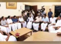 മാറാട് സമാധാന ചര്‍ച്ചയില്‍ എ. കെ. ആന്റണി, കെ. ശങ്കരനാരായണന്‍, പി. കെ. കുഞ്ഞാലിക്കുട്ടി, അഡ്വ. പി. എസ്. ശ്രീധരന്‍പിള്ള, ഡോ. എം. കെ. മുനീര്‍, പി. ഗോപിനാഥ പിള്ള, ജെ. ശിശുപാലന്‍, കുമ്മനം രാജശേഖരന്‍, മാറാട് സുരേഷ്, കെ. കുഞ്ഞിക്കണ്ണന്‍, കെ. സി. കണ്ണന്‍, പി. പി. മുകുന്ദന്‍ എന്നിവര്‍ പങ്കെടുത്തപ്പോള്‍