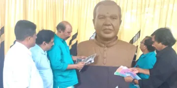 ശില്‍പ നിര്‍മാണം ബിജെപി കണ്ണൂര്‍ നോര്‍ത്ത് ജില്ലാ പ്രസിഡന്റ് കെ.കെ. വിനോദ്കുമാറിന്റെ നേതൃത്വത്തിലുളള ബിജെപി നേതാക്കള്‍ വിലയിരുത്തുന്നു