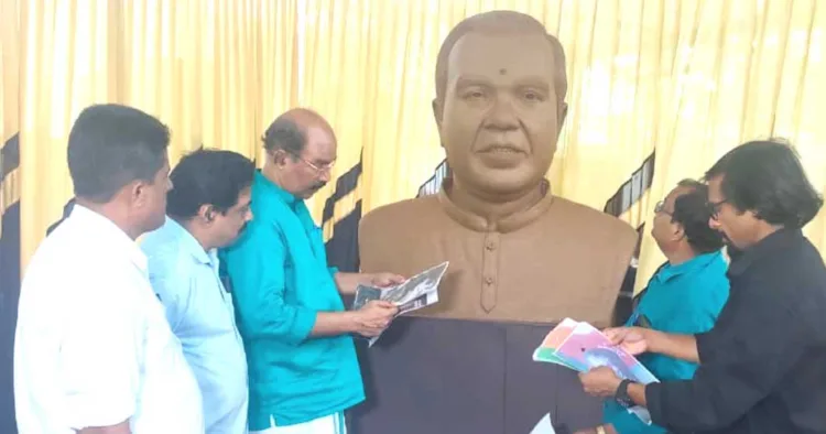 ശില്‍പ നിര്‍മാണം ബിജെപി കണ്ണൂര്‍ നോര്‍ത്ത് ജില്ലാ പ്രസിഡന്റ് കെ.കെ. വിനോദ്കുമാറിന്റെ നേതൃത്വത്തിലുളള ബിജെപി നേതാക്കള്‍ വിലയിരുത്തുന്നു