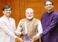 സ്‌കൈറൂട്ട് എയ്‌റോ സ്‌പേസ് സ്ഥാപകരായ പവന്‍കുമാര്‍ ചന്ദന, നാഗാ ഭാരത് ഡാക്ക എന്നിവര്‍ക്കൊപ്പം പ്രധാനമന്ത്രി