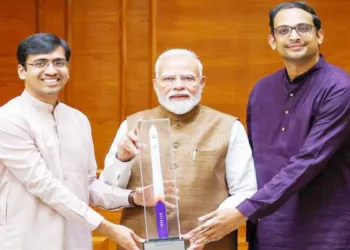 സ്‌കൈറൂട്ട് എയ്‌റോ സ്‌പേസ് സ്ഥാപകരായ പവന്‍കുമാര്‍ ചന്ദന, നാഗാ ഭാരത് ഡാക്ക എന്നിവര്‍ക്കൊപ്പം പ്രധാനമന്ത്രി