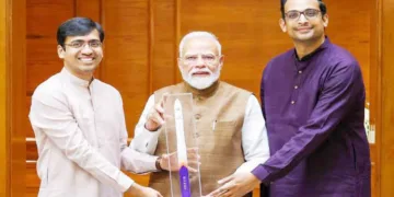 സ്കൈറൂട്ട് എയ്റോ സ്പേസ് സ്ഥാപകരായ പവന്കുമാര് ചന്ദന, നാഗാ ഭാരത് ഡാക്ക എന്നിവര്ക്കൊപ്പം പ്രധാനമന്ത്രി