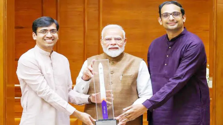 സ്കൈറൂട്ട് എയ്റോ സ്പേസ് സ്ഥാപകരായ പവന്കുമാര് ചന്ദന, നാഗാ ഭാരത് ഡാക്ക എന്നിവര്ക്കൊപ്പം പ്രധാനമന്ത്രി