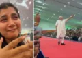 ഗുജറാത്തില്‍ നിന്നുള്ള ദേശീയ സ്വര്‍ണ്ണമെഡല്‍ ജേതാവായ ചെസ് താരം വിശ്വ വഡോയ ഒരു ചടങ്ങില്‍ മോദിയെ കണ്ട് സന്തോഷമടക്കാനാവാതെ പൊട്ടിക്കരയുന്നു (ഇടത്ത്)