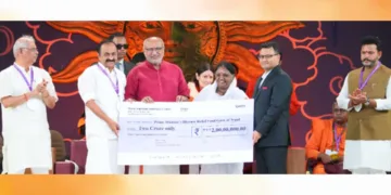 നേപ്പാളില്‍ മിന്നല്‍ പ്രളയം ദുരന്തം വിതച്ച മേഖലയിലെ ദുരിതാശ്വാസ പ്രവര്‍ത്തനങ്ങള്‍ക്കായി മാതാ അമൃതാനന്ദ-മയി മഠം നല്‍കുന്ന രണ്ട് കോടി രൂപ ഭാരതത്തിലെ നേപ്പാള്‍ അംബാസിഡര്‍ ഡോ. സുരേന്ദ്രഥാപയ്ക്ക് ഉപരാഷ്ട്രപതി സി.പി. രാധാകൃഷ്ണന്‍ കൈമാറുന്നു