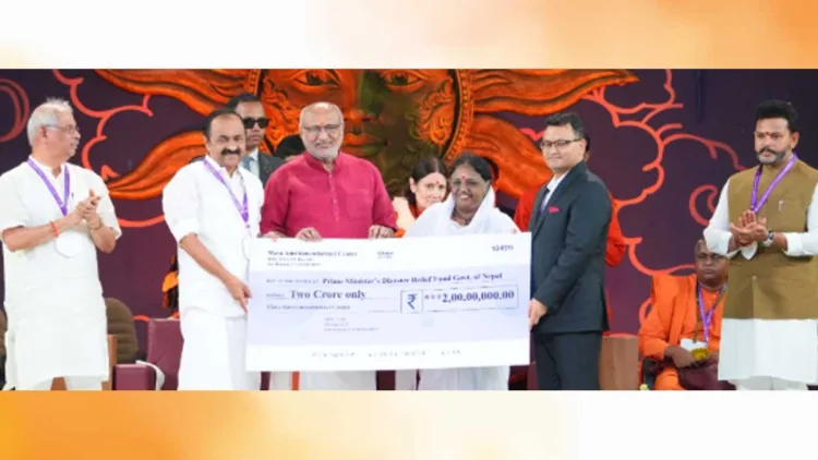 നേപ്പാളില് മിന്നല് പ്രളയം ദുരന്തം വിതച്ച മേഖലയിലെ ദുരിതാശ്വാസ പ്രവര്ത്തനങ്ങള്ക്കായി മാതാ അമൃതാനന്ദ-മയി മഠം നല്കുന്ന രണ്ട് കോടി രൂപ ഭാരതത്തിലെ നേപ്പാള് അംബാസിഡര് ഡോ. സുരേന്ദ്രഥാപയ്ക്ക് ഉപരാഷ്ട്രപതി സി.പി. രാധാകൃഷ്ണന് കൈമാറുന്നു