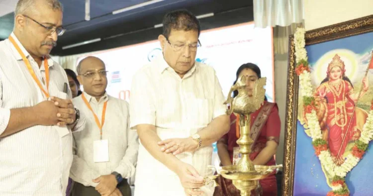 ദേശീയ സേവാഭാരതി സംസ്ഥാന വാര്‍ഷിക പൊതുയോഗം തൃശൂരില്‍ കല്യാണ്‍ സില്‍ക്‌സ് ചെയര്‍മാന്‍ ടി.എസ്.
പട്ടാഭിരാമന്‍ ഉദ്ഘാടനം ചെയ്യുന്നു