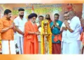 ജില്ലാ ഗണേശോത്സവ സമിതി മുനിസിപ്പല്‍ ബസ് സ്റ്റാന്‍ഡ് പരിസരത്ത് സംഘടിപ്പിച്ച നിമജ്ജന മഹാശോഭായാത്ര സംഗമം ചെങ്കോട്ടുകോണം ശ്രീരാമദാസാശ്രമം മഠാധിപതി സ്വാമി ശ്രീശക്തി ശാന്താനന്ദ മഹര്‍ഷി ഉദ്ഘാടനം ചെയ്യുന്നു