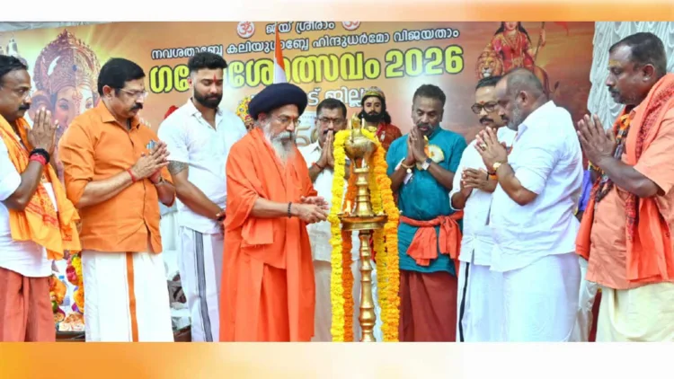 ജില്ലാ ഗണേശോത്സവ സമിതി മുനിസിപ്പല്‍ ബസ് സ്റ്റാന്‍ഡ് പരിസരത്ത് സംഘടിപ്പിച്ച നിമജ്ജന മഹാശോഭായാത്ര സംഗമം ചെങ്കോട്ടുകോണം ശ്രീരാമദാസാശ്രമം മഠാധിപതി സ്വാമി ശ്രീശക്തി ശാന്താനന്ദ മഹര്‍ഷി ഉദ്ഘാടനം ചെയ്യുന്നു