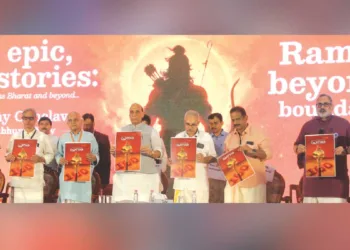 ആര്‍എസ്എസ് ശതാബ്ദിയുടെ ഭാഗമായി ജന്മഭൂമി പ്രസിദ്ധീകരിക്കുന്ന പ്രത്യേക പതിപ്പ് 'പ്രസര' യുടെ കവര്‍ ചിത്രത്തിന്റെ പ്രകാശനം രാമകഥാ കോണ്‍ക്ലേവ് ഉദ്ഘാടന വേദിയില്‍ കേന്ദ്രമന്ത്രി രാജ്‌നാഥ് സിങ് നിര്‍വഹിക്കുന്നു