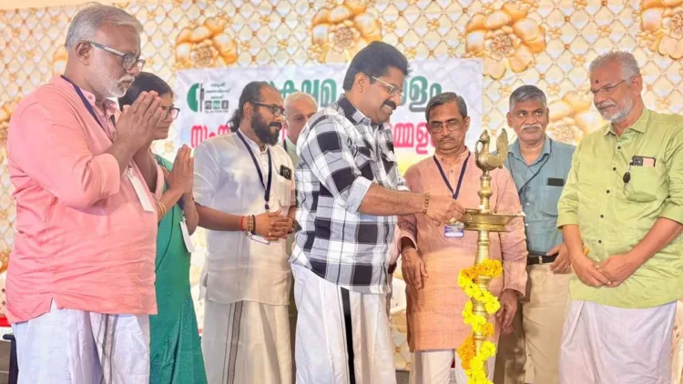 സക്ഷമ സംസ്ഥാന വാര്‍ഷിക സമ്മേളനം ഗാനരചയിതാവ് രാജീവ് ആലുങ്കല്‍ ഉദ്ഘാടനം ചെയ്യുന്നു
