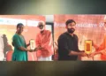 ജന്മഭൂമി രാമകഥാ കോണ്‍ക്ലേവില്‍ മികച്ച പ്രബന്ധാവതരണത്തിന് അര്‍ഹരായ കൃഷ്ണശ്രീ ബാബു, ഹരിപ്രസാദ് വര്‍മ്മ ഇ.കെ. എന്നിവര്‍ക്ക് സ്വാഗതസംഘം ഡയറക്ടര്‍ പ്രൊഫ. ഡോ. എ. കൃഷ്ണമൂര്‍ത്തി പുരസ്‌കാരം നല്കുന്നു