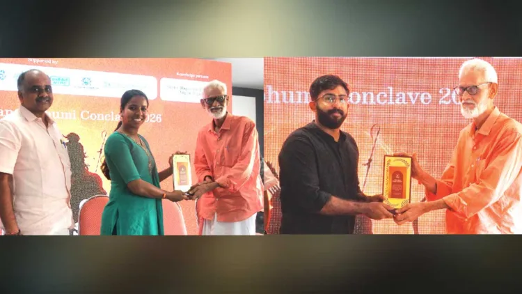 ജന്മഭൂമി രാമകഥാ കോണ്‍ക്ലേവില്‍ മികച്ച പ്രബന്ധാവതരണത്തിന് അര്‍ഹരായ കൃഷ്ണശ്രീ ബാബു, ഹരിപ്രസാദ് വര്‍മ്മ ഇ.കെ. എന്നിവര്‍ക്ക് സ്വാഗതസംഘം ഡയറക്ടര്‍ പ്രൊഫ. ഡോ. എ. കൃഷ്ണമൂര്‍ത്തി പുരസ്‌കാരം നല്കുന്നു