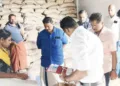 റേഷന്‍ അരിയില്‍ പുഴു കണ്ടെത്തിയതിനെ തുടര്‍ന്ന് ഭക്ഷ്യ കമ്മിഷന്‍ അംഗം അഡ്വ. കെ.എന്‍. സുഗതന്റെ നേതൃത്വത്തില്‍ തൃക്കളത്തൂര്‍ എന്‍എഫ്എസ്എ ഗോഡൗണില്‍ പരിശോധന നടത്തുന്നു