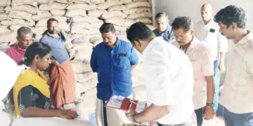 റേഷന്‍ അരിയില്‍ പുഴു കണ്ടെത്തിയതിനെ തുടര്‍ന്ന് ഭക്ഷ്യ കമ്മിഷന്‍ അംഗം അഡ്വ. കെ.എന്‍. സുഗതന്റെ നേതൃത്വത്തില്‍ തൃക്കളത്തൂര്‍ എന്‍എഫ്എസ്എ ഗോഡൗണില്‍ പരിശോധന നടത്തുന്നു