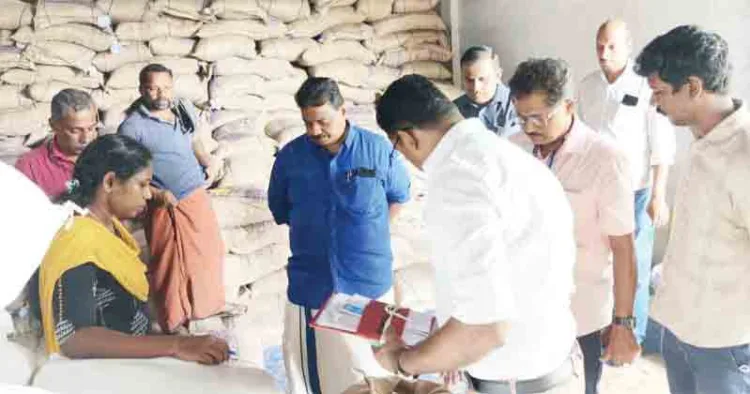 റേഷന്‍ അരിയില്‍ പുഴു കണ്ടെത്തിയതിനെ തുടര്‍ന്ന് ഭക്ഷ്യ കമ്മിഷന്‍ അംഗം അഡ്വ. കെ.എന്‍. സുഗതന്റെ നേതൃത്വത്തില്‍ തൃക്കളത്തൂര്‍ എന്‍എഫ്എസ്എ ഗോഡൗണില്‍ പരിശോധന നടത്തുന്നു