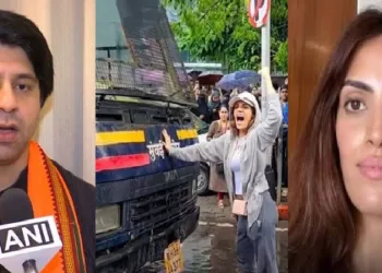 ജെന്സീ സമരക്കാലത്ത് മുംബൈ പൊലീസിന്റെ വാന് തടയുന്ന റിയ ആഹിറിന്റെ വൈറലായ ഫോട്ടോ. ഇത് മുന്കൂട്ടി ആലോചിച്ചുറപ്പിച്ച് തട്ടിക്കൂട്ടിയ ചിത്രമായിരുന്നുവെന്നാണ് ഷെഹ്സാദ് പൂനവാലയുടെ വിമര്ശനം (നടുവില്) ഷെഹ്സാദ് പൂനവാല (ഇടത്ത്) റിയ ആഹിര് (വലത്ത്)
