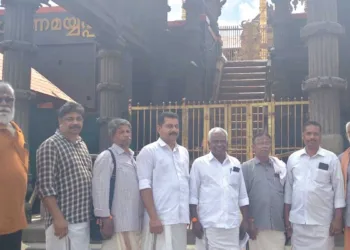 ഹിന്ദു ഐക്യവേദി നേതാക്കള്‍ ശബരിമല സന്നിധാനം സന്ദര്‍ശിച്ചപ്പോള്‍