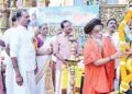 ശ്രീകൃഷ്ണജയന്തിയോടനുബന്ധിച്ച് ബാലഗോകുലത്തിന്റെ ആഭിമുഖ്യത്തില് പാളയത്ത് നിന്നാരംഭിച്ച മഹാശോഭായാത്ര ശ്രീ ശക്തി ശാന്താനന്ദ മഹര്ഷി ശ്രീകൃഷ്ണ വിഗ്രഹത്തില് മാലചാര്ത്തി ഉദ്ഘാടനം ചെയ്യുന്നു. കെ.എന്.സജികുമാര്, മേയര് വി.വി. രാജേഷ്, റിഗാറ്റ ഗിരിജ ടീച്ചര്, ടി.എസ്. രാജന്, വി.മുരളീധരന് എംഎല്എ, വഴയില ഉണ്ണി തുടങ്ങിയവര് സമീപം