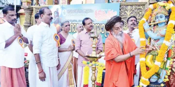 ശ്രീകൃഷ്ണജയന്തിയോടനുബന്ധിച്ച് ബാലഗോകുലത്തിന്റെ ആഭിമുഖ്യത്തില്‍ പാളയത്ത് നിന്നാരംഭിച്ച മഹാശോഭായാത്ര ശ്രീ ശക്തി ശാന്താനന്ദ മഹര്‍ഷി ശ്രീകൃഷ്ണ വിഗ്രഹത്തില്‍ മാലചാര്‍ത്തി ഉദ്ഘാടനം ചെയ്യുന്നു. കെ.എന്‍.സജികുമാര്‍, മേയര്‍ വി.വി. രാജേഷ്, റിഗാറ്റ ഗിരിജ ടീച്ചര്‍, ടി.എസ്. രാജന്‍, വി.മുരളീധരന്‍ എംഎല്‍എ, വഴയില ഉണ്ണി തുടങ്ങിയവര്‍ സമീപം